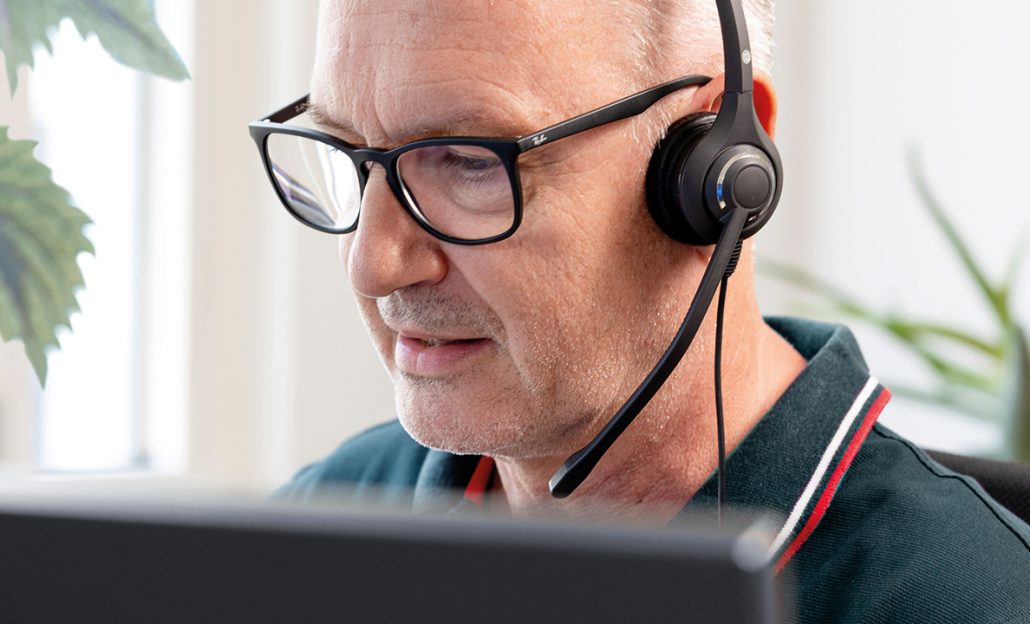 Mitarbeiter der telefonischen Gesundheitsberatung 1450 Wien mit Headset