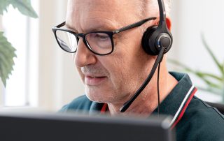 Mitarbeiter der telefonischen Gesundheitsberatung 1450 Wien mit Headset