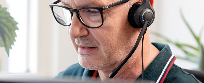 Mitarbeiter der telefonischen Gesundheitsberatung 1450 Wien mit Headset