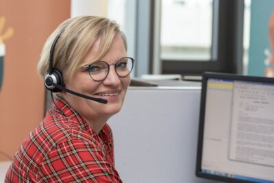 1450_Startbild_Mitarbeiterin mit Headset