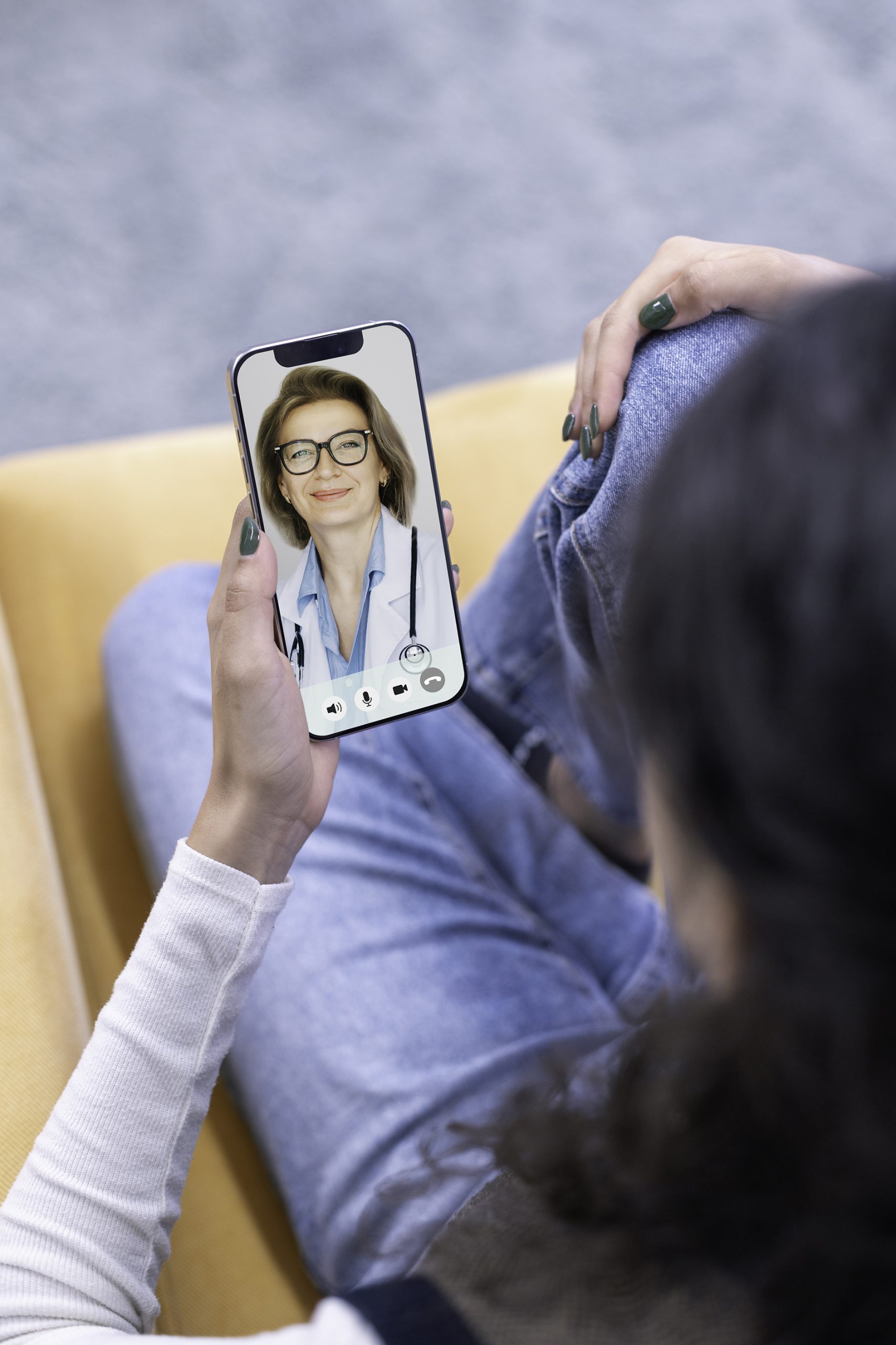 Digitale Gesundheitsberatung | Bildnachweis: FSW Person nutzt eine Videosprechstunde mit einer Ärztin über das Smartphone